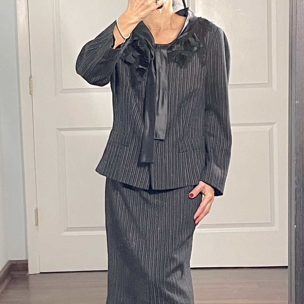 Philosophy di Alberta Ferretti Pin Stripe Cropped Jacket and Skirt Set S…